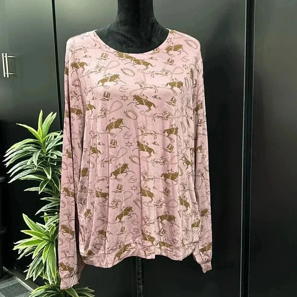 Ariat Bandit Town Horse roping print, scoop neck, long sleeve soft stretch top - Picture 1 of 10